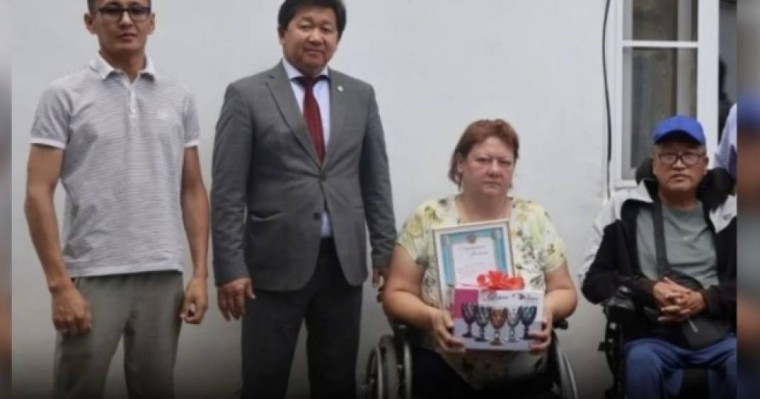 Аудан әкімі пара олимпиаданың алтын жүлде иегерін бокалмен құттықтаған