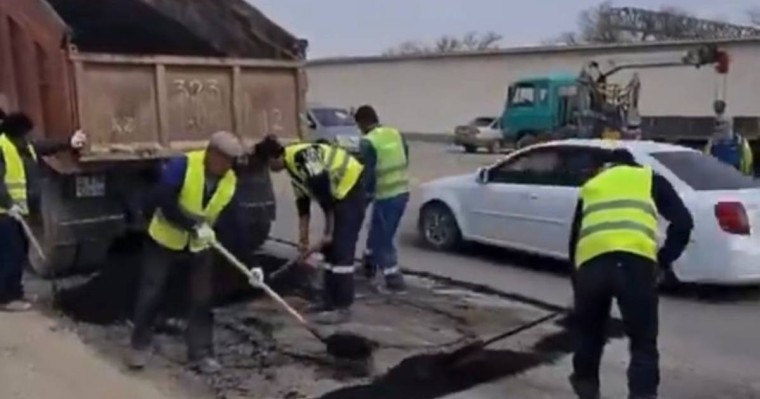 Мұнайлы тұрғындары жолдарын өздері жөндеп алды (видео)