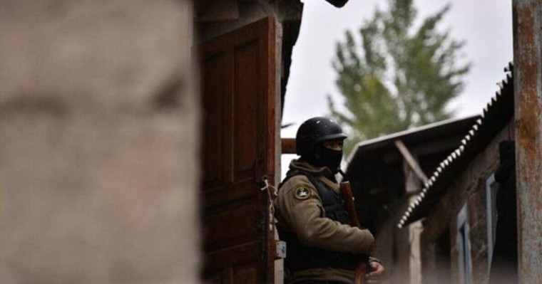 Ауыл жабылып, арнайы операция жүруде. Бішкек маңында ірі атыс орын алды