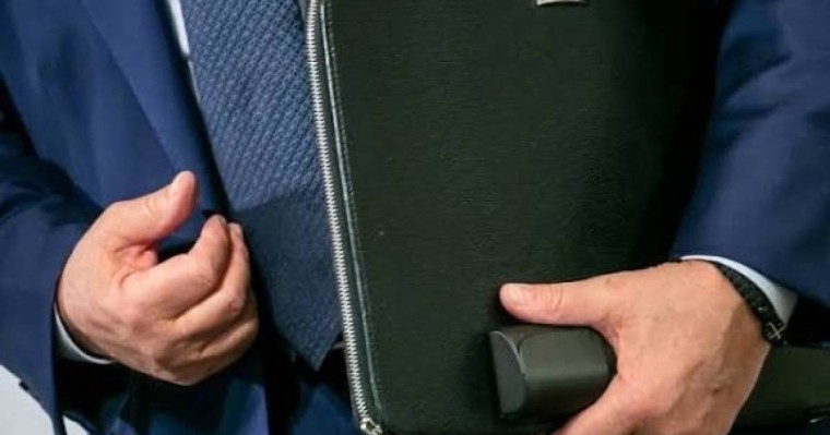 Премьер-Министр төрт айдан кейін жұмыстан қуылды