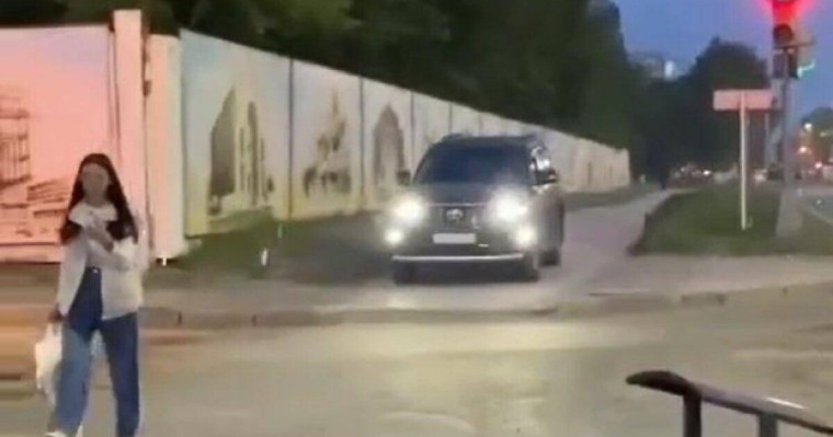 Павлодарда тротуарда джиппен жүрген жүргізуші жазаланды (ВИДЕО)