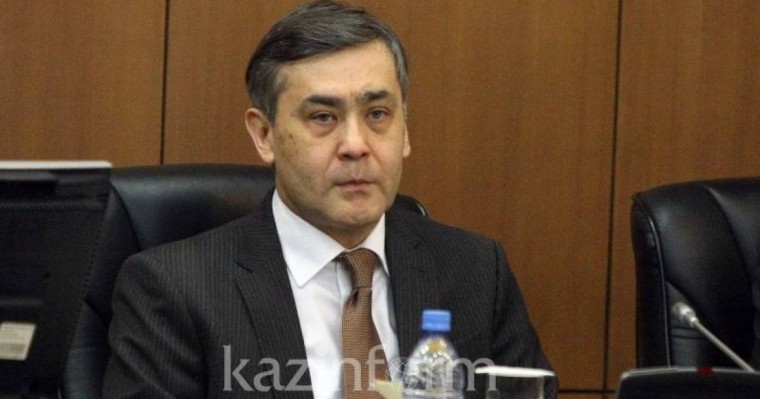 国防部长前往阿尔斯市弹药库爆炸现场