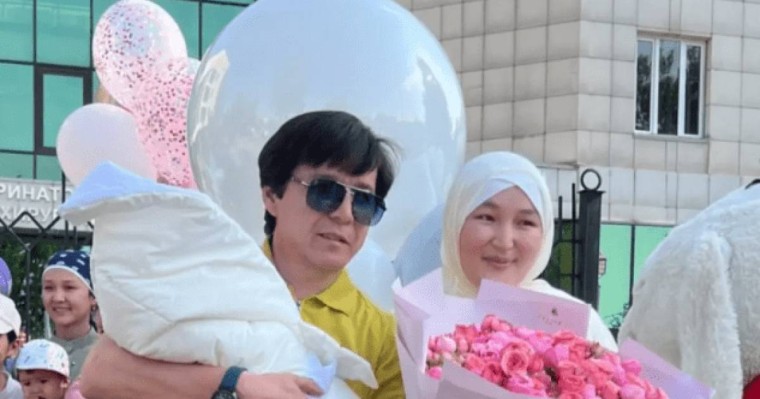 Абай Бегей келіншегі мен жетінші баласын перзентханадан шығарып алды (фото, видео)