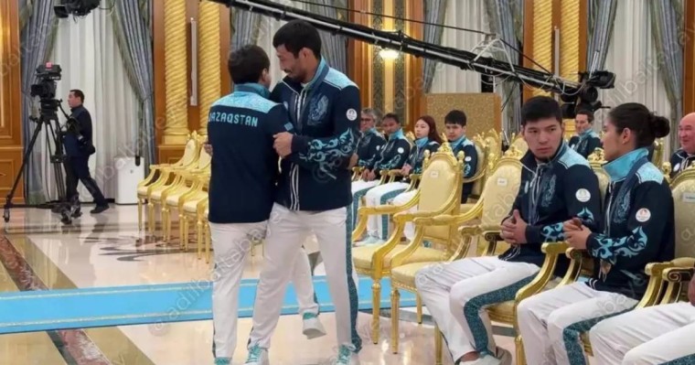 Елдос Сметов пен Демеу Жадыраев Ақордада ерекше амандасты (видео)