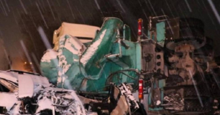 Алматы маңында бетон араластырғыш көлік құлап, екі адам көз жұмды