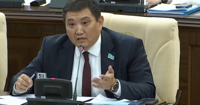 "Жалақым жетпейді": Депутат Бақытжан Базарбек бөліп төлейтін 8 несиесі бар екенін айтты