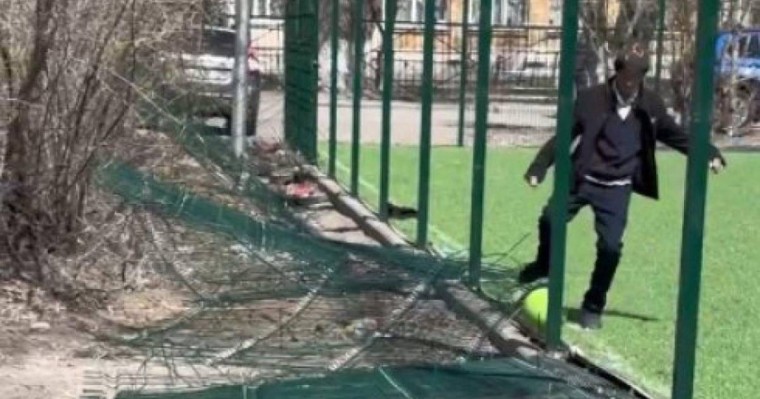 Теміртауда 12 жасар балаға футбол қақпасы құлаған