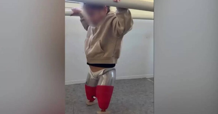 Астанада қос бірдей аяғынан айырылған Алуа протезбен алғашқы қадамын жасады (ВИДЕО)