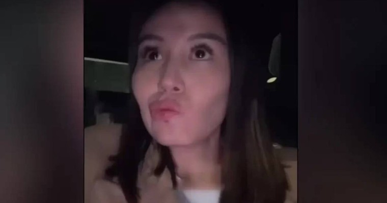 Құлағы естімейтін такси жүргізушісін мазақтаған блогер көптің сынына қалды