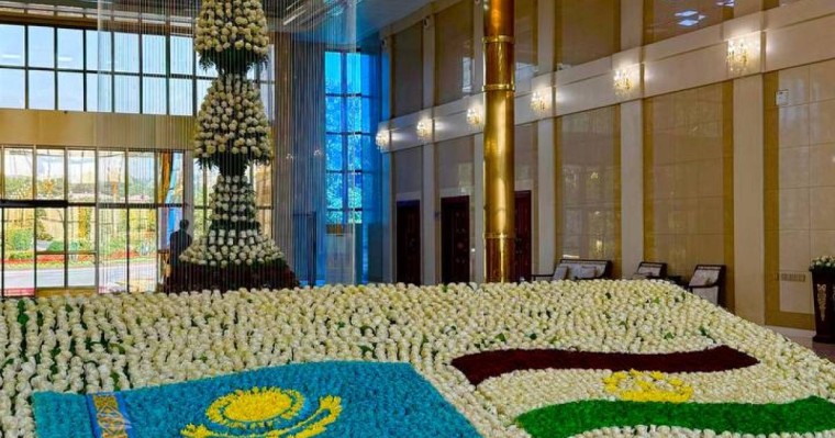 Тоқаевтың Тәжікстанға сапарының құрметіне мың раушаннан тұратын ерекше композиция жасалды