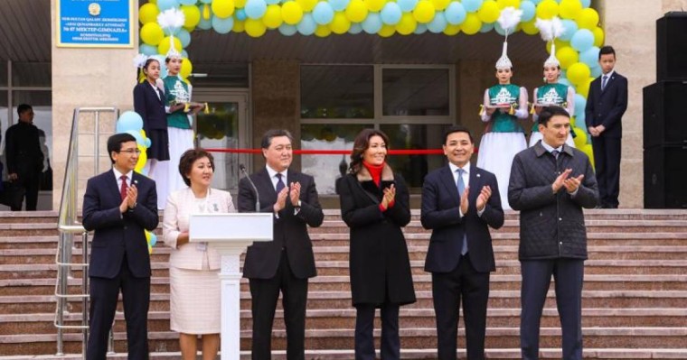 政府总理出席首都阿拜高级中学开学典礼