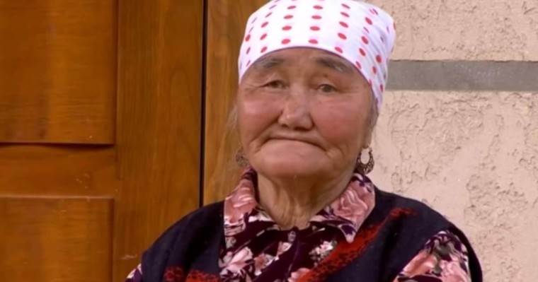 Қарт кісіні қорқытып ұстап отыруы мүмкін: Қызы аяусыз ұрған кейуананың көршісі шындықты айтты