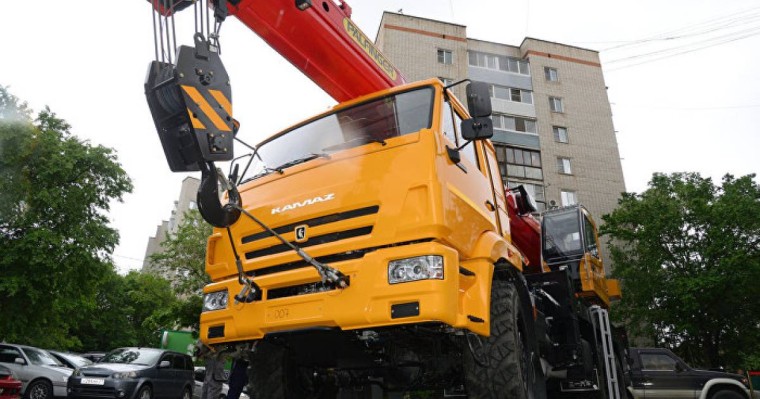 Нұр-Сұлтанда таңдаулы тұрғын үйдің маңында автокран аударылды