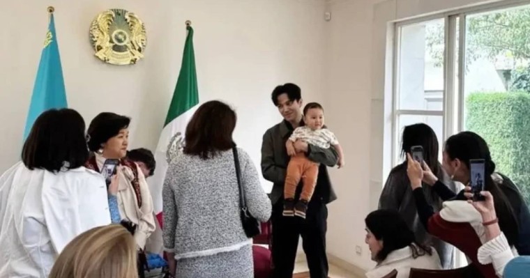 Димаш Құдайберген Мехикода сәбидің тұсауын кесті 