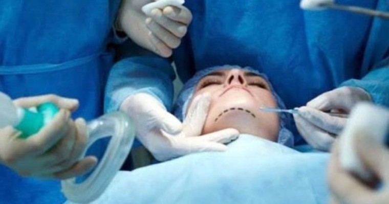 Астанада косметикалық операциядан кейін бойжеткен алты айдан бері комада жатыр