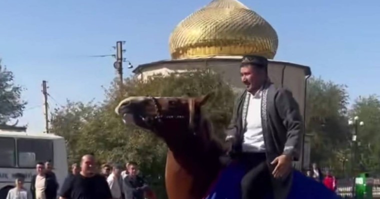 Садақа жәшігінің 30 пайызын мүфтиятқа аударды деп айыптаған имамды жұрт ат мінгізіп шығарып салды