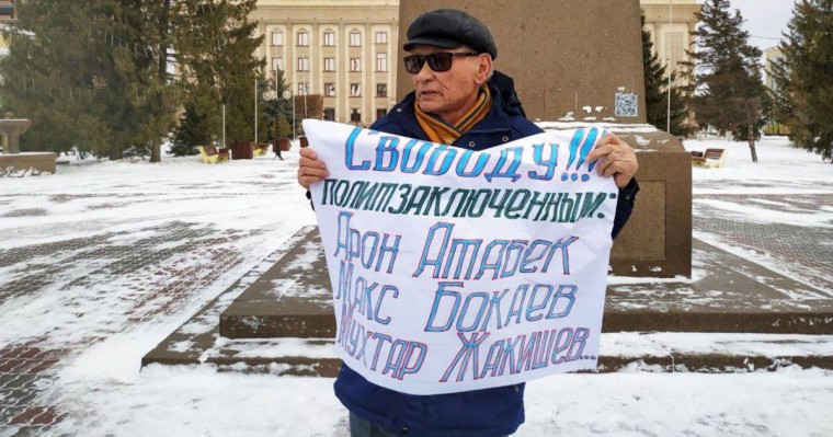 Оралда белсенділер әкімдік алдында наразылық шарасын өткізді