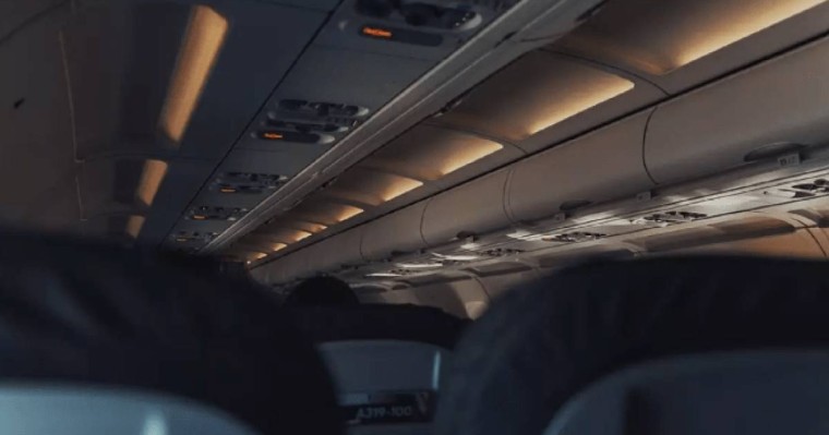 Домбырасын ұшаққа алып кіре алмаған айтыскерге қатысты дауға әуе компаниясы пікір білдірді