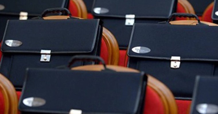 今天是哈萨克斯坦的国家公务员日和警员日