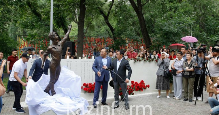 阿拉木图市为丹尼斯•谭树立纪念碑