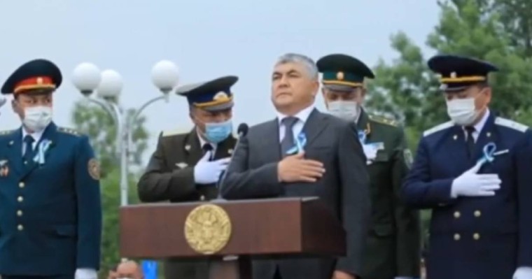 Әнұран орындалғанда қолын қайда қоюды білмеген әскерилер масқара болды (видео)