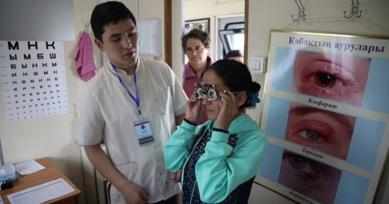 医疗专列为偏远地区居民提供医疗服务