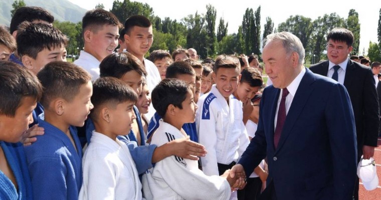 首任总统出席莎玛勒甘乡综合体育馆落成仪式