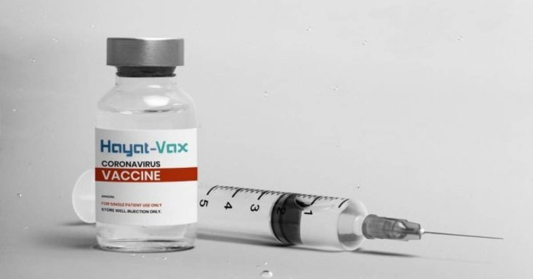 Қазақстанда вакцинаның сыртына жаңа қағаз жапсырып жатқан студенттердің видеосы қызу талқылануда