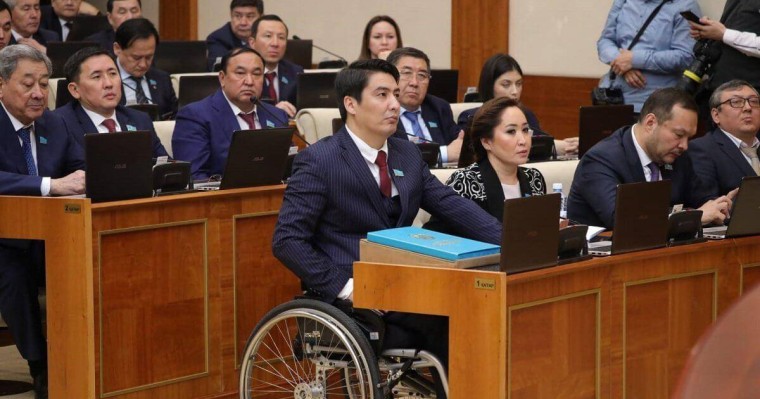 «Атаққұмар, жатыпішер, бопсалаушы»: депутат блогерлердің жауапкершілігін күшейтуді ұсынды