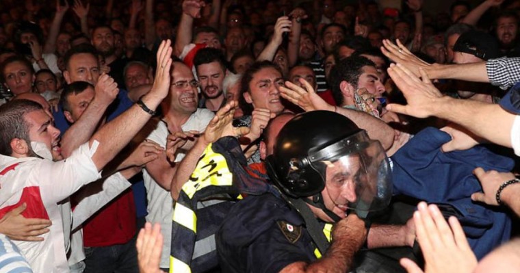 格鲁吉亚示威者反对俄议员获邀演说爆发警民冲突