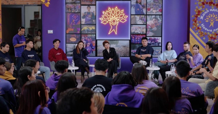 Аида Балаева “Жаңа адамдар” қозғалысының белсенділерімен кездесті