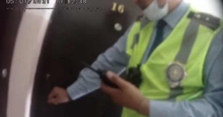 Баласы мен әйелінің көзінше асылып қалған: Ақтауда полиция ер адамның үстінен түсті