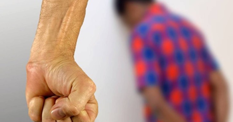 Нұр-Сұлтанда 7 жасар баланы анасының көңілдесі соққыға жықты