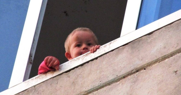 Шымкентте көп қабатты ғимараттан құлаған үш жасар бала өлді