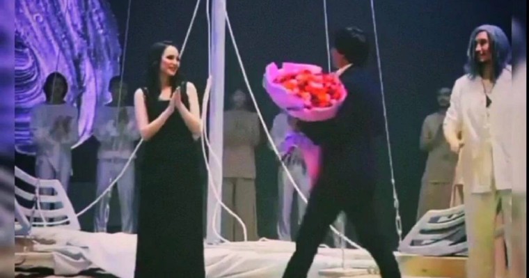 Екеуі татуласты: Қайрат Нұртас Жұлдызға 100 раушан гүлімен келді