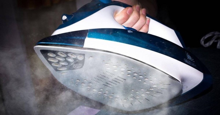 «Гейлер тобында екенін біліп, үтікпен қинаған»: Шымкентте екі адам сотталды