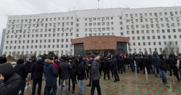 Атырау мен Ақтауда шетелдік нөмірі бар көлік иелері наразылық танытты