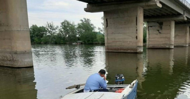 Оралда шомылып жүрген әйел моторлы қайықтың астына түсіп, көз жұмды - Қазақстан жаңалықтары