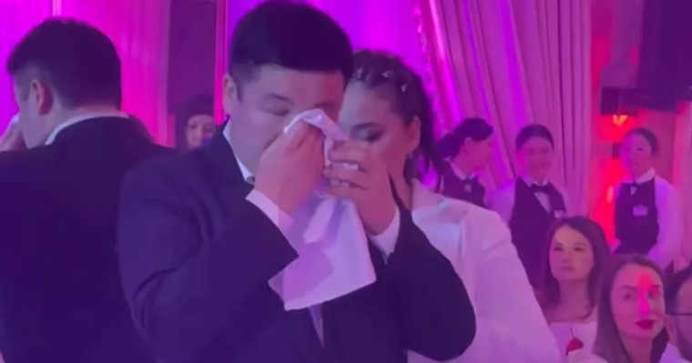 Қарақат Әбілдина тойда әзілдеймін деп Тұрсынбек Қабатовты жылатып алды