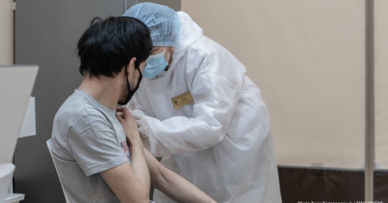 Вакцина салдырмаған қызметшілер ПЦР тестсіз жұмысқа кіре алмайды - жаңа ереже