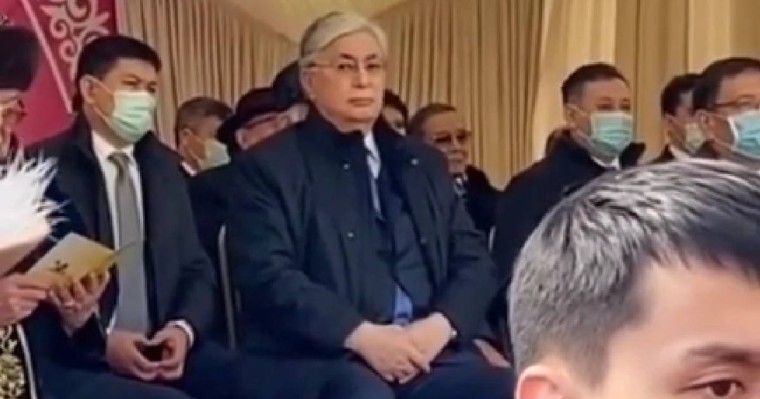 Өзін видеоға түсірген адамға жылы ишарат танытқан Тоқаев хит болды