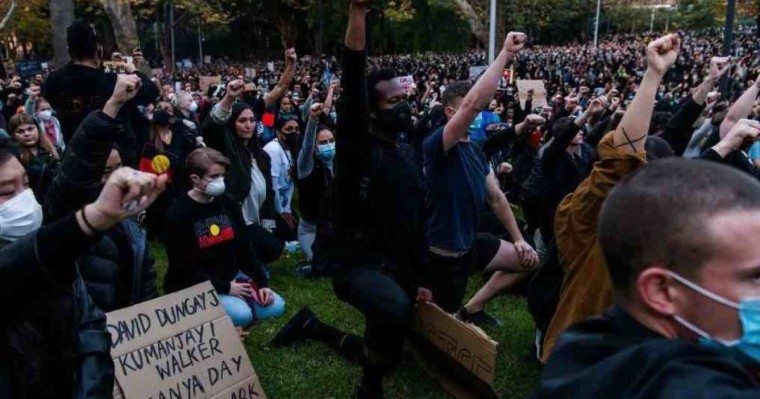 Әлемнің бірнеше елінде халық нәсілшілдік пен полицейлерге қарсы шеруге шықты - Қазақстан жаңалықтары