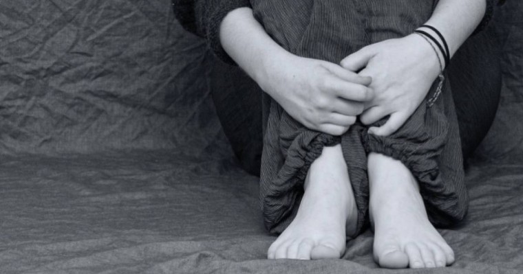 Мас ер адам жағажайда бейтаныс бойжеткенді соққыға жыққан