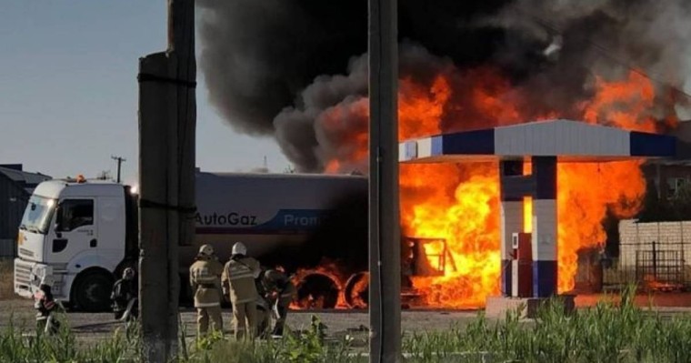 Атырауда жанармай құю бекетінде жарылыс болды: көлік жүргізуші көз жұмды