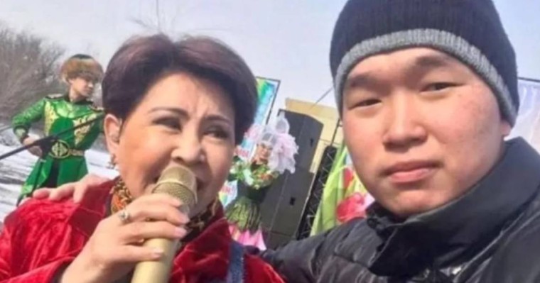 Роза Рымбаева көкірегінен итерсе де, селфи жасап үлгерген фанат желіні шулатты (ВИДЕО)