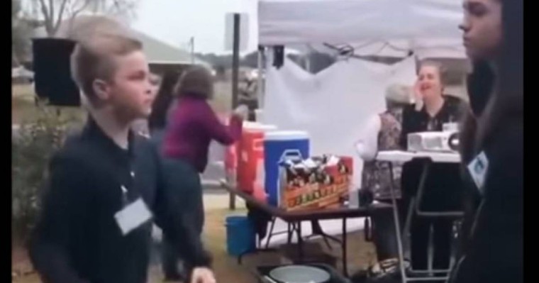 Үлкен қызға қырындаған оқушының биі жұрттың ішек-сілесін қатырды – видео