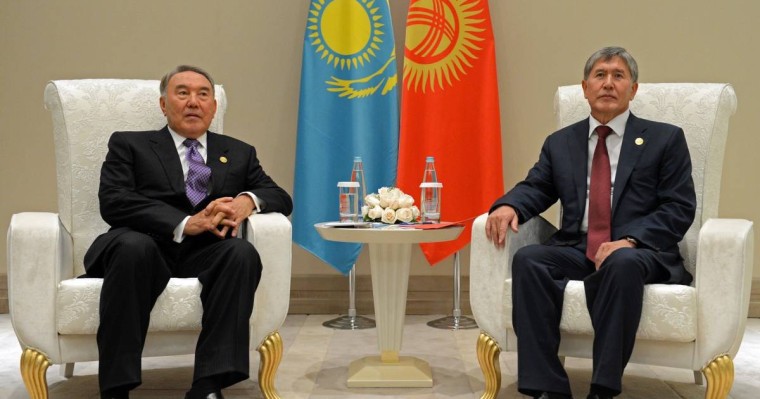 Алмазбек Атамбаевты камерадан іш киіммен сүйреп шығып, сотқа әкелді