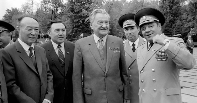 Зейнеткер Назарбаев халық арасында Қонаев сияқты емен-жарқын жүре ала ма?