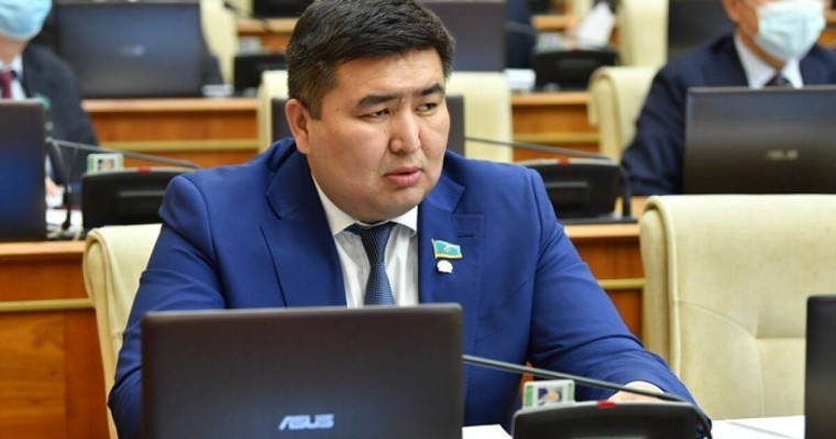 «Дүкенге баруға қорқасың»: депутат қымбатшылық халықты қысып жатқанын айтты