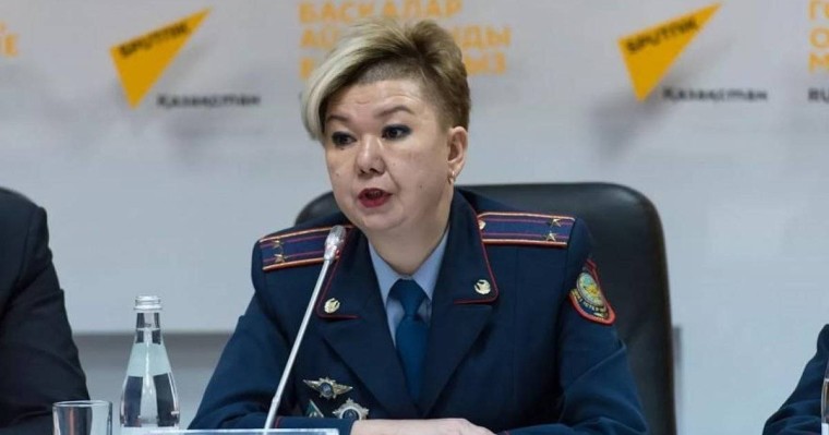 Ерекше шаш үлгісімен танылған көші-қон полицейіне үкім шықты